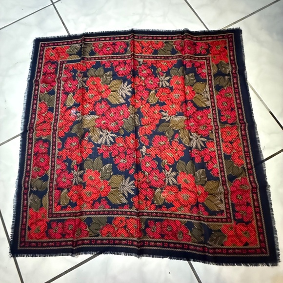 FABULOUS NWOT SCARF 100% WOOL - Picture 2 of 4